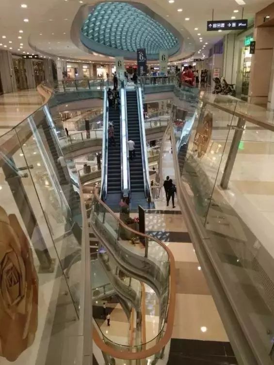 上海新世界百货整个扶梯体系采用了交叉梯和飞梯的结合,提升效率