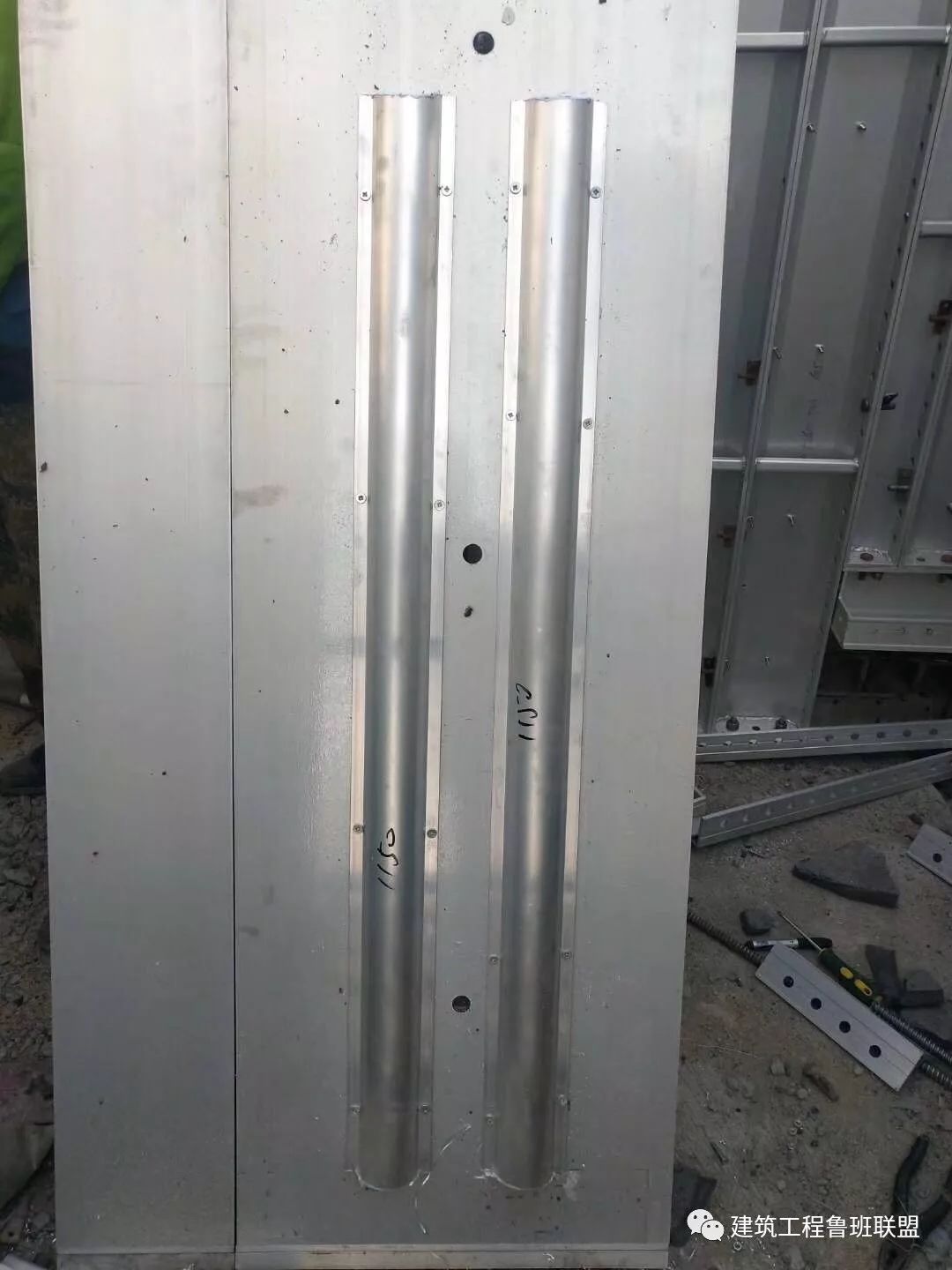 按照图纸要求精准定位画图审核,铝合金压槽固定在铝模板上安装牢靠